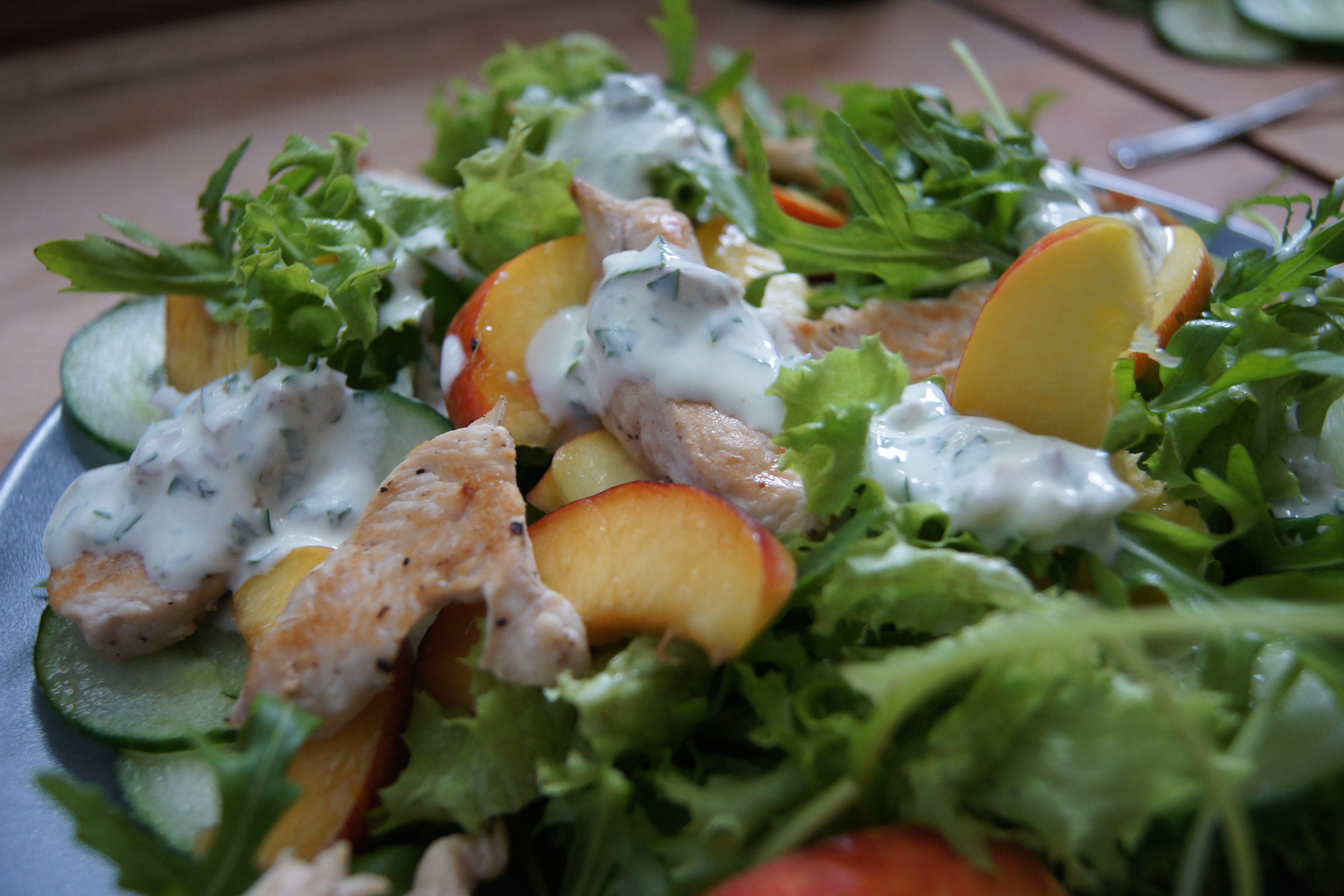 Nektarinen-Rucola Salat mit Putenstreifen - Natürlich Lecker