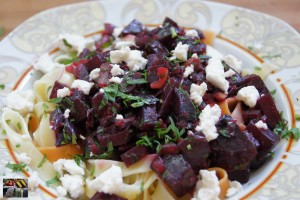 Nudeln mit Rote Beete Soße und Feta