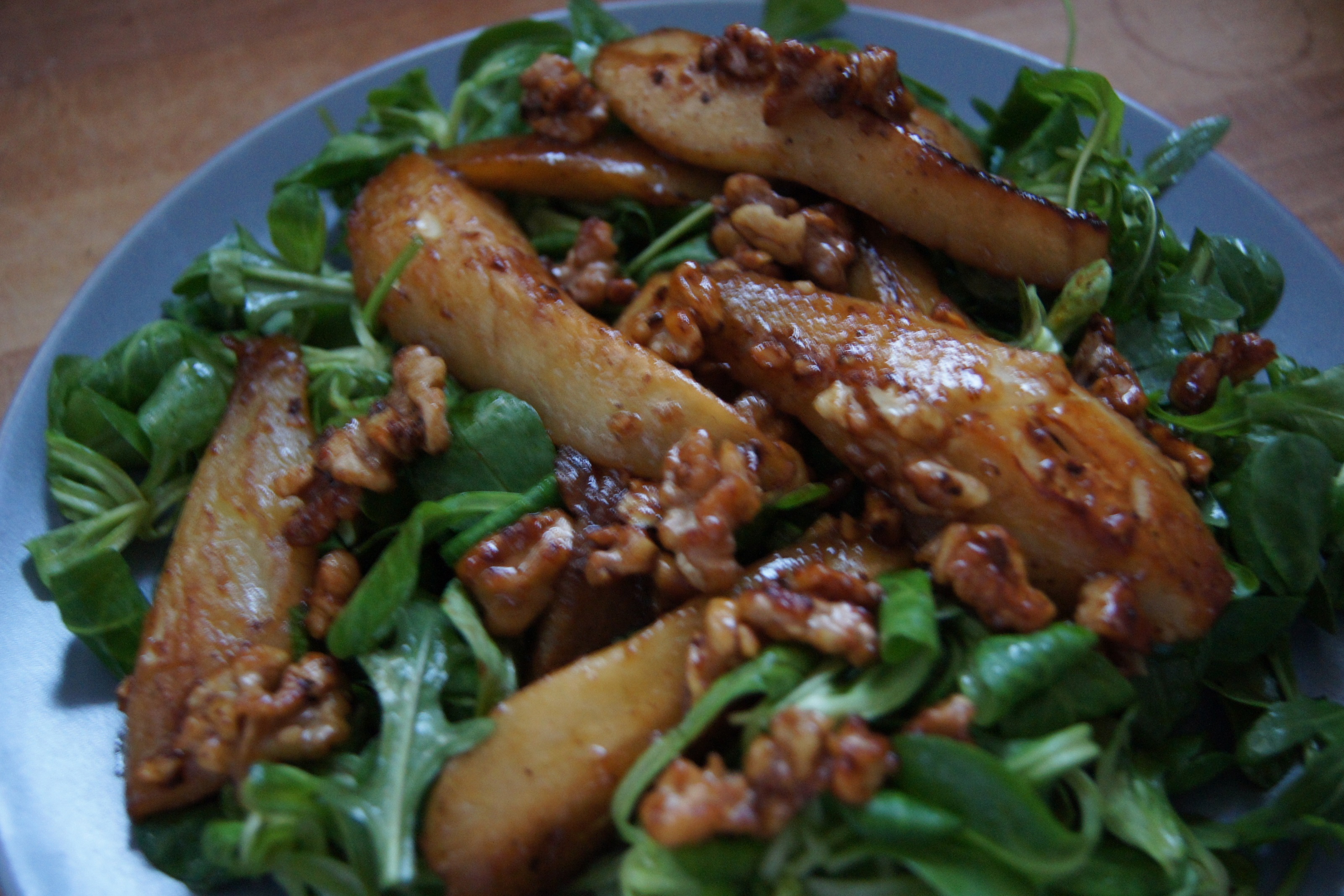 Feldsalat mit Rucola, Birnen und karamellisierten Walnüssen - Natürlich ...