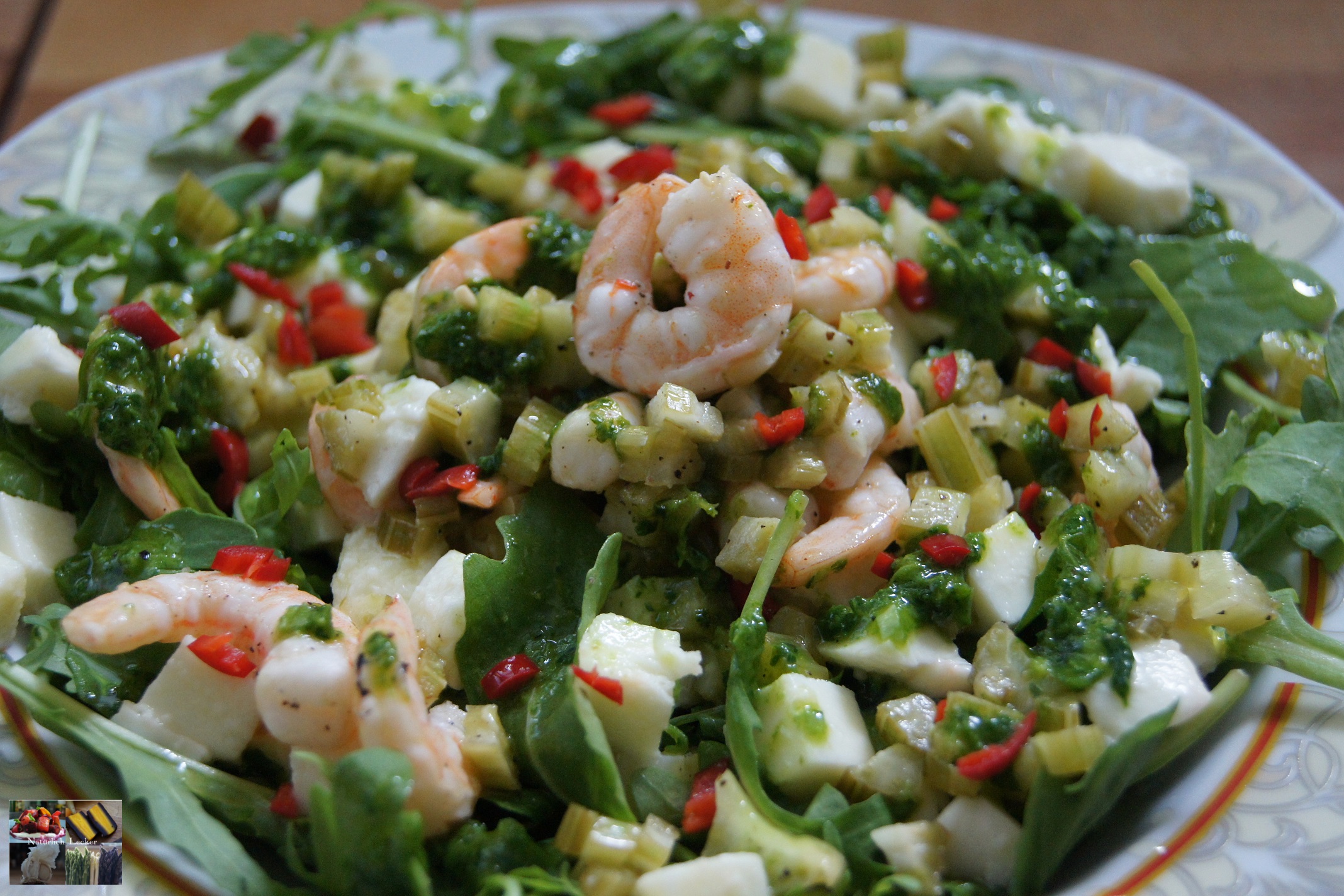 Salat mit Rucola, Mozzarella und Garnelen - Natürlich Lecker