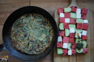 Waldpilz Frittata mit Feta Melonen Salat