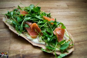 Vollkornfladen mit Lachs und Rucola1