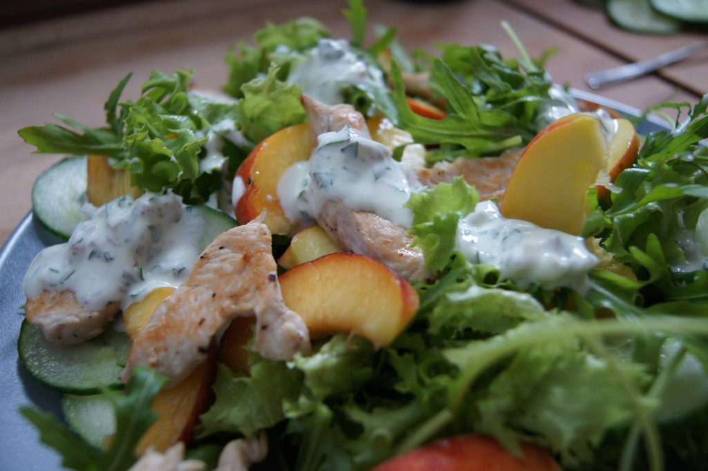 Nektarinen-Rucola Salat mit Putenstreifen - Natürlich Lecker