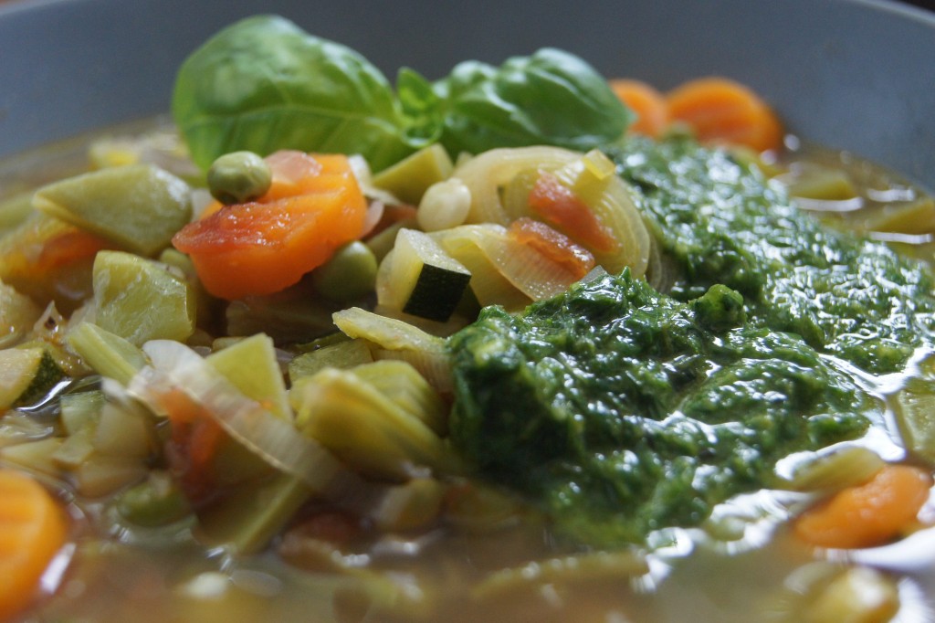 Sommerliche Gemüsesuppe mit Pistou - Natürlich Lecker