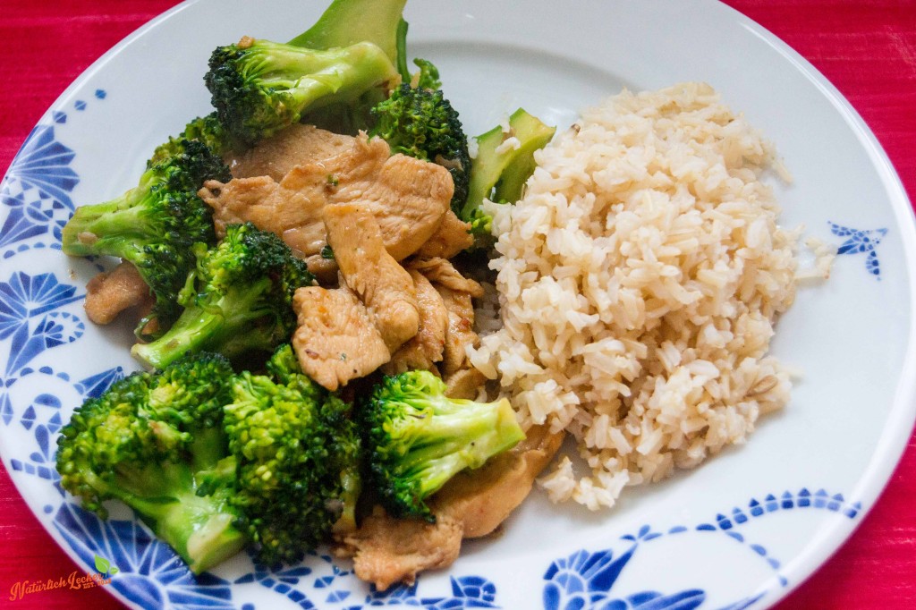 Brokkoli Hühnchen mit Reis - Natürlich Lecker