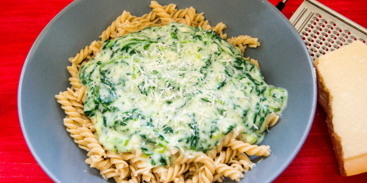 Nudeln mit Spinat und Parmesansoße - Natürlich Lecker