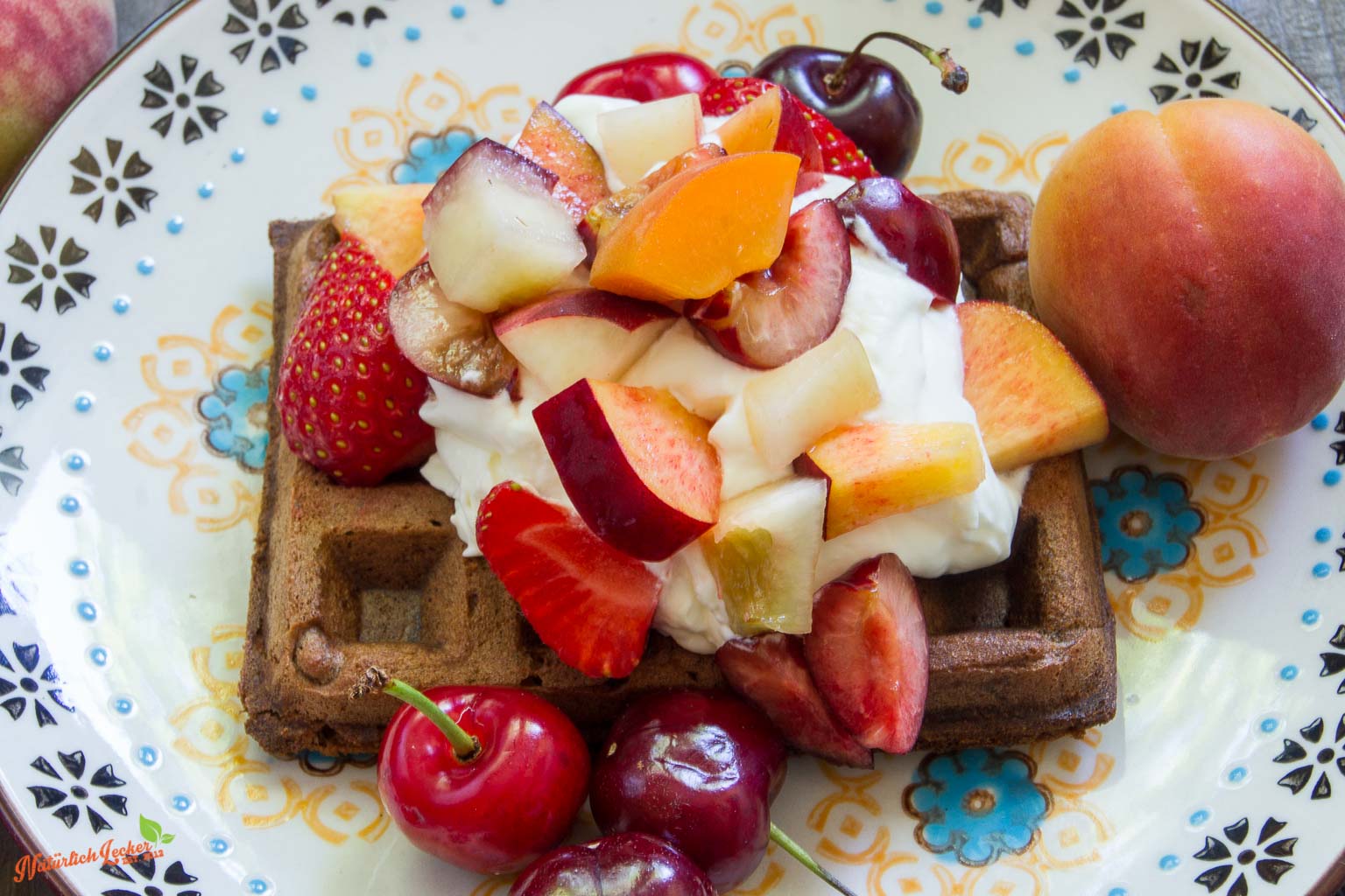 Schokoladen-Kardamom Waffeln mit Sahne und Früchten aus der Saison ...