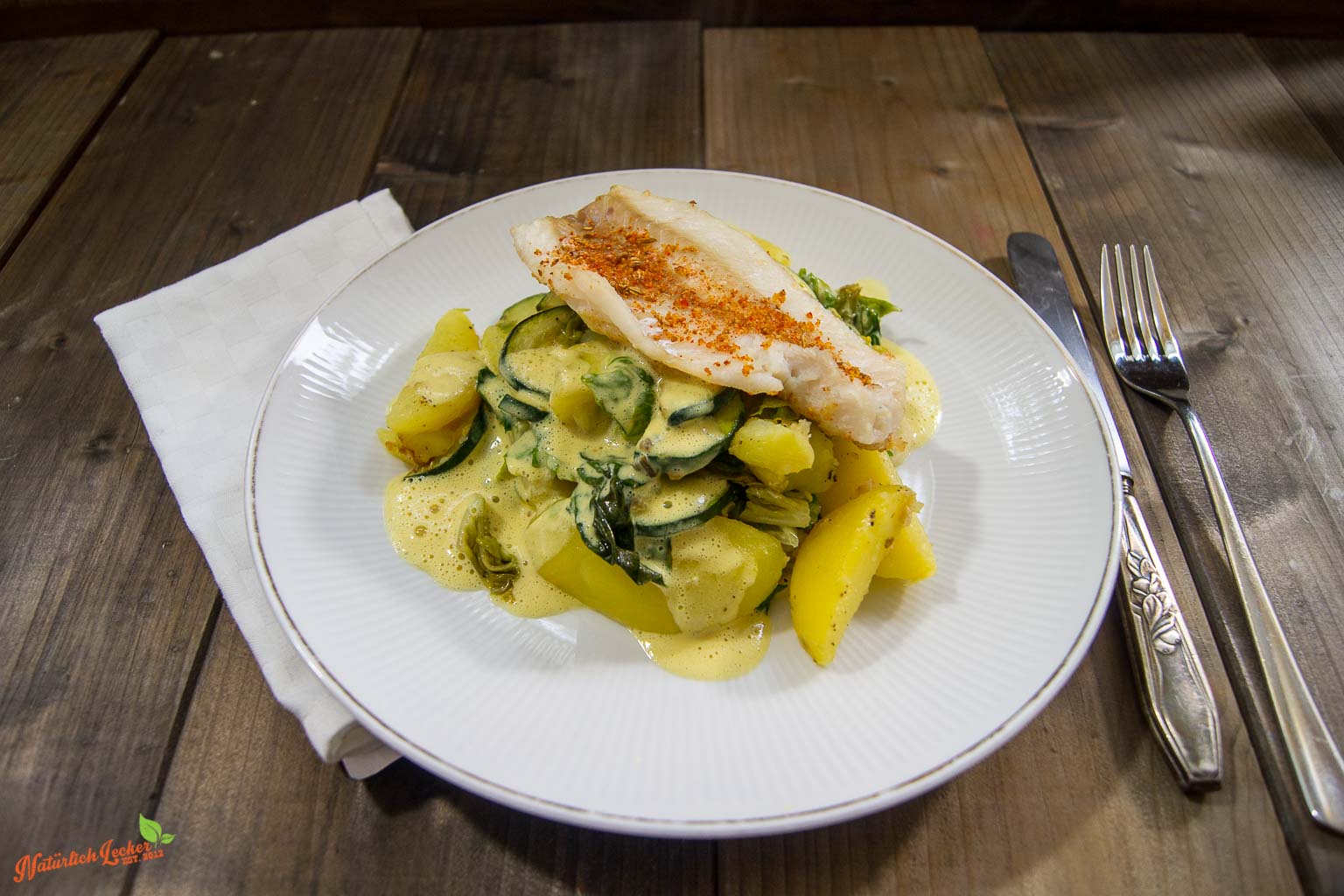 Seelachs auf Zucchini-Kartoffelgemüse an Senfschaum - Natürlich Lecker