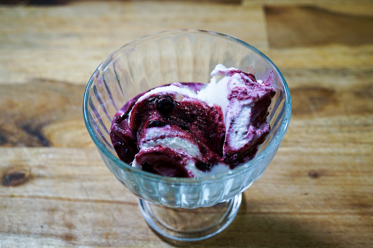 Frozen Joghurt mit Blaubeer Swirl - Natürlich Lecker